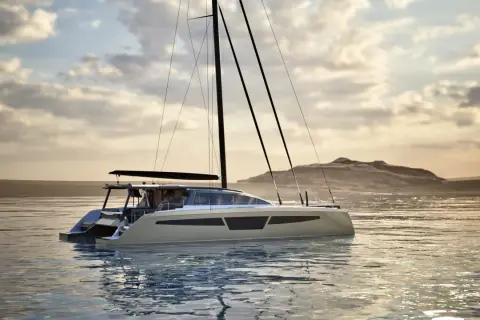 Catamarano moderno in navigazione, con le sue linee eleganti che suggeriscono grande velocità.
