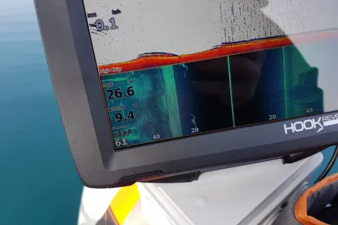 Schermo Lowrance Hook Reveal 7 con dati di profondità, temperatura e velocità. Le recensioni confermano la sua efficacia per la pesca.