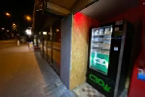 Automat z produktami CBD na nocnej ulicy.