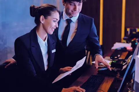 Ile godzin pracuje recepcjonistka w hotelu? Sprawdź realia pracy