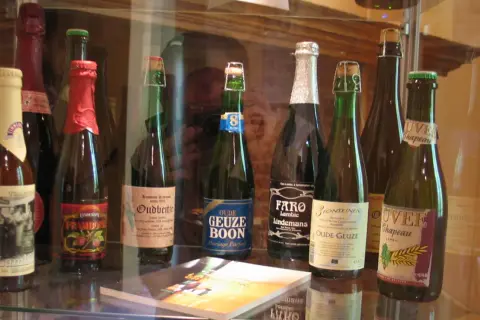 Rząd butelek piwa Lambic, w tym Oude Geuze Boon i Faro Lindemans.