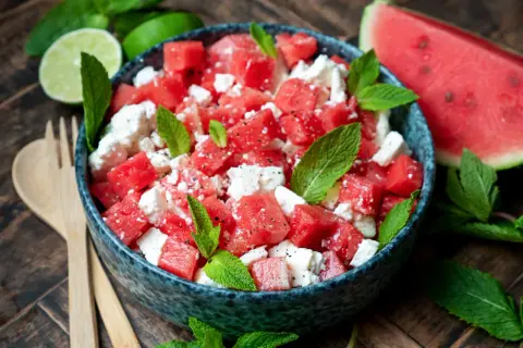 Erfrischender Wassermelone Feta Salat mit Minze und Limette, perfekt für heiße Tage.