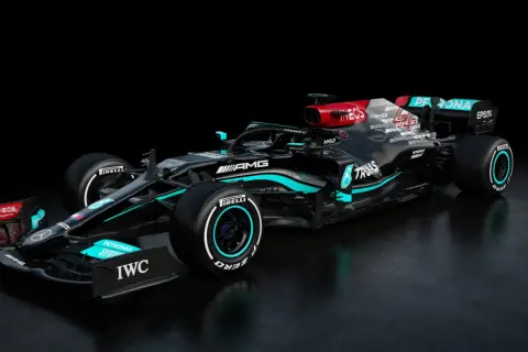 Czarny bolid F1 Mercedes-AMG Petronas z turkusowymi akcentami i czerwonym wlotem powietrza.