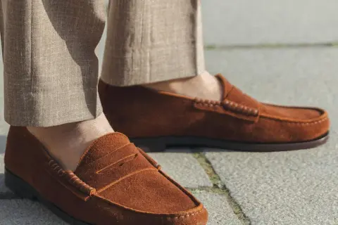 Chaussures marron en cuir suédé, un classique intemporel. Le nubuck vs suede, une question de texture pour un style décontracté.
