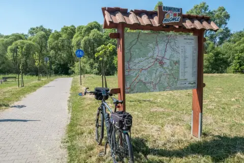 Rower czeka przy mapie tras rowerowych w Żywcu. Ścieżka zaprasza do odkrywania okolicy.