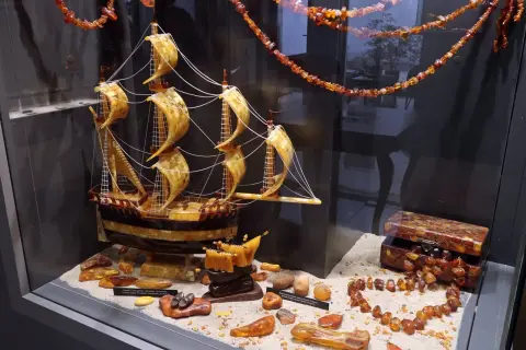 W muzeum bursztynu Kraków podziwiać można bursztynowy żaglowiec i szkatułkę pełną skarbów.
