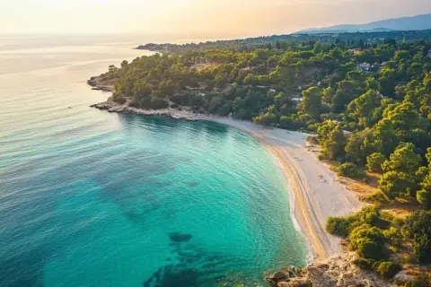 Piękna plaża i turkusowe morze, idealne na wakacje. Kemer Turcja atrakcje zachwycają!