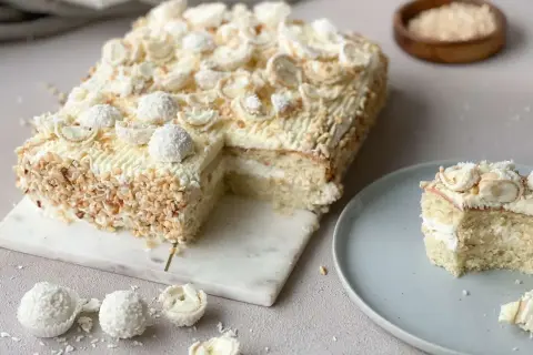 En vit chokladtårta med nötter och praliner. Ett perfekt tårta recept för alla tillfällen.