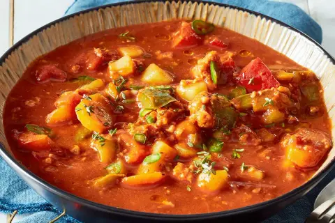 Herzhafter Bauerntopf mit Kartoffeln, Paprika und Hackfleisch in Tomatensauce. Ein tolles Bauerntopf Rezept für kalte Tage.