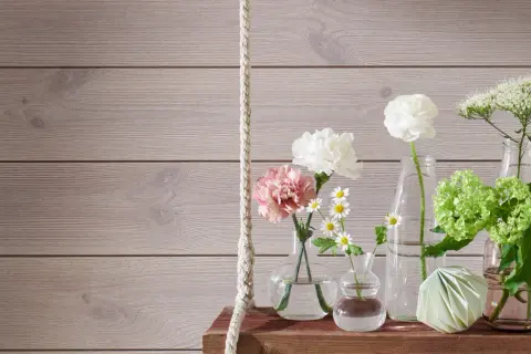 Vaser med blommor på en trähylla, en fin panel inomhus inspiration.