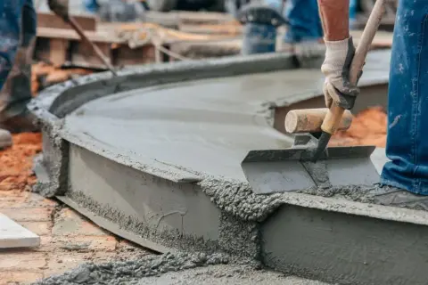 Jaki cement do kostki brukowej wybrać, aby uniknąć błędów i zapewnić trwałość?