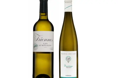 Två flaskor vitt vin, perfekt vin till pilgrimsmusslor. En flaska Triennes Les Auréliens och en flaska Georg Breuer Sauvage Riesling.