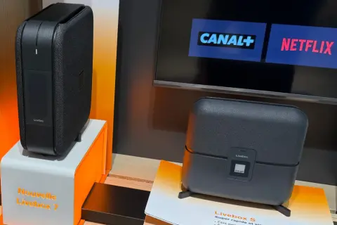 Deux Livebox Orange, dont la nouvelle Livebox 7, présentées sur des supports orange vif. L'équipement Orange est prêt pour le divertissement.