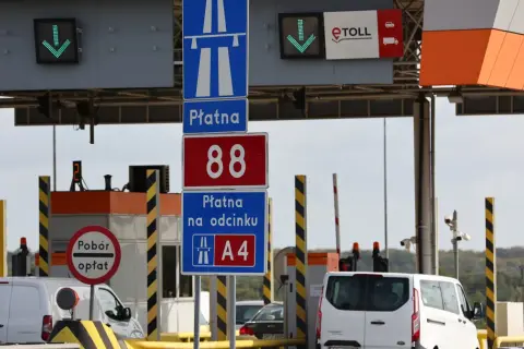 Na bramkach autostradowych widać znaki informujące, jak się płaci za autostrady w Polsce, w tym system e-TOLL.
