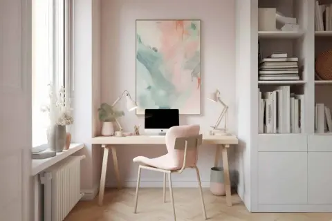 Schreibtisch mit Computer, Lampe und Stühlen. Ein Bücherregal und ein Bild an der Wand. Tolle home office ideen wenig platz.