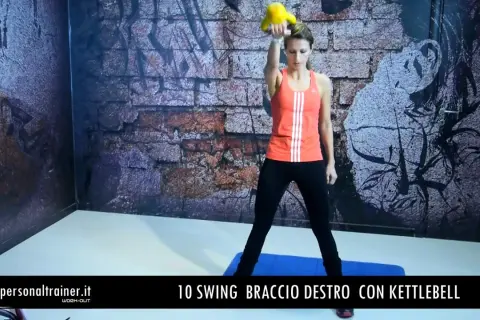 Donna esegue swing con kettlebell, un esercizio efficace per i circuiti brucia grassi.