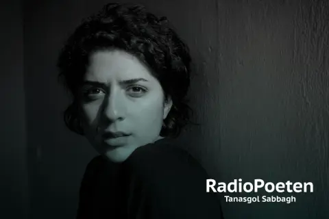 Tanasgol Sabbagh, eine junge Frau mit dunklen, lockigen Haaren, blickt nachdenklich in die Kamera. Der Schriftzug "RadioPoeten" und ihr Name sind rechts im Bild zu sehen.