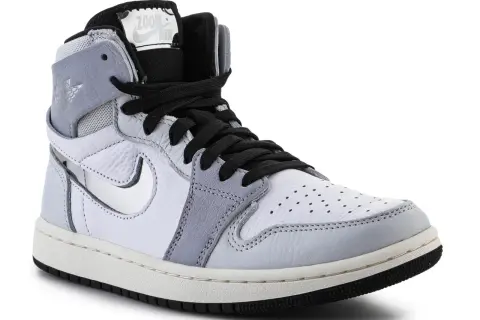 Biało-szare Jordan 1 Zoom z czarnymi sznurówkami i logo "ZOOM AIR" na języku.