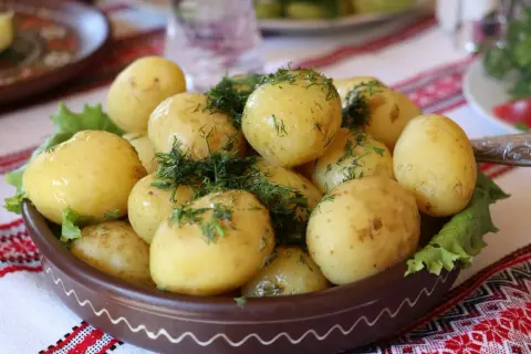Młode ziemniaki z koperkiem i sałatą, idealne do 50 pomysłów na obiad.