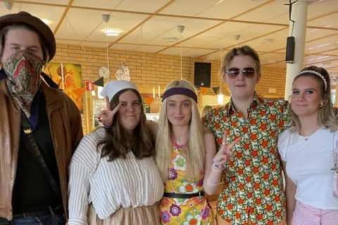 Fem vänner i färgglada 70-talskläder, kanske lite fel tema idéer för en fest?