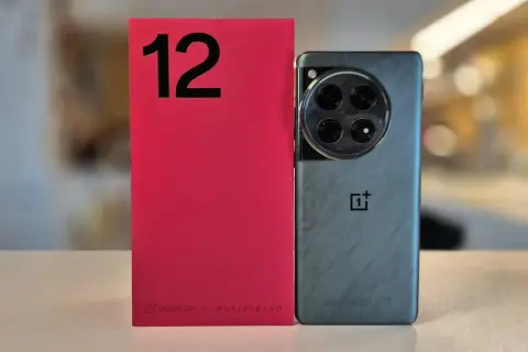 Czerwone pudełko z cyfrą 12 i szary smartfon OnePlus z charakterystycznym modułem aparatu. OnePlus co to za firma? To producent innowacyjnych telefonów.