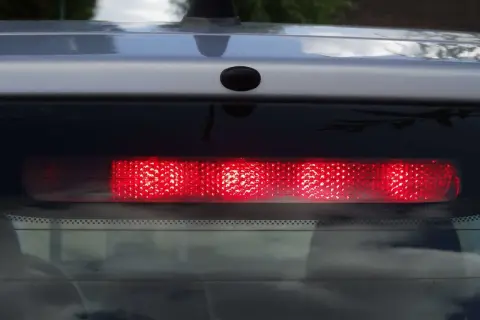Un feu stop sur trois ne fonctionne pas, un problème à signaler lors du contrôle technique.