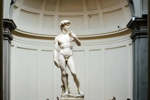 Michelangelos David-Zeichnung, eine beeindruckende Marmorskulptur, steht im Zentrum eines eleganten Raumes.