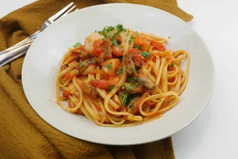 En tallrik linguine med räkor och musslor i tomatsås, en härlig frutti di mare.