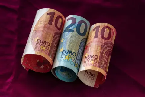 Dwa banknoty po 10 euro i jeden 20 euro, symbolizujące walutę Łotwy.
