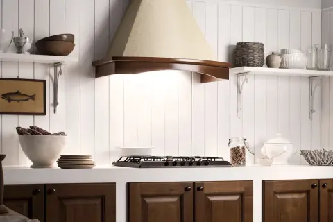 Encantadoras cocinas rústicas modernas con campana de madera, estantes blancos y detalles en madera oscura.
