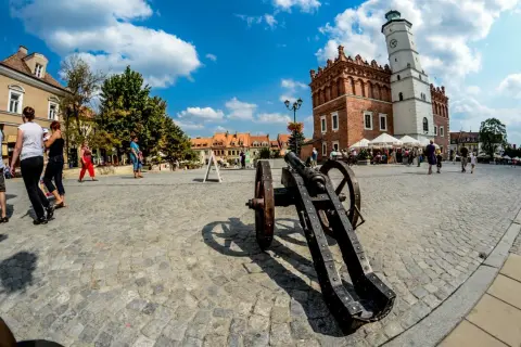Rynek w Sandomierzu z armatą. Warto zobaczyć te atrakcje 100 km od Sandomierza.