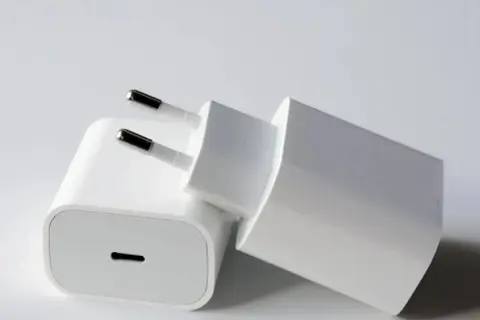 Jaka ładowarka do iPhone 12 zapewni szybkie ładowanie bez problemów?