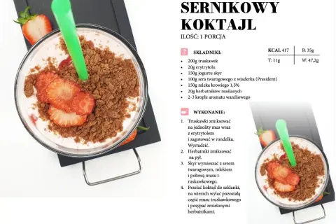 Pyszny koktajl z truskawkami i kruszonką z herbatników. Zdrowe jedzenie, które zachwyca smakiem i wyglądem.