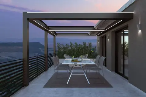 Elegantes cubiertas para terrazas áticos con iluminación LED, creando un espacio acogedor para disfrutar del atardecer.
