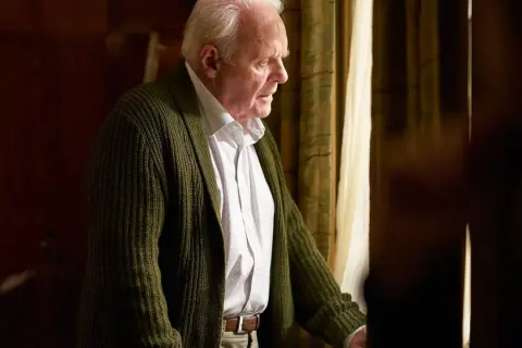 Anthony Hopkins w zielonym swetrze, zamyślony przy oknie. Wiele jego filmów zapada w pamięć.