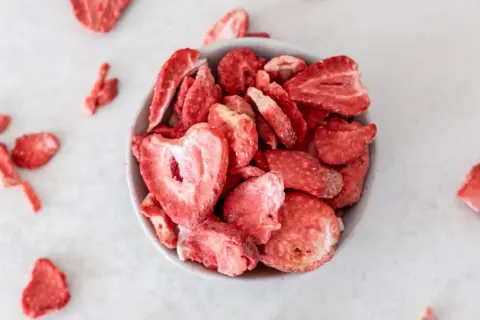 Schale voller gefriergetrockneter Erdbeeren, perfekt zum selber machen. Knackig und aromatisch.