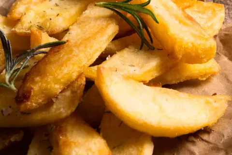Patatas gajo doradas y crujientes, con romero fresco y sal marina. Un placer para la vista y el paladar.