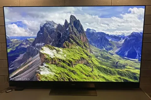 Piękny krajobraz górski na ekranie telewizora 65 cali. Idealny do relaksu, jak z rankingu telewizorów 65 cali.