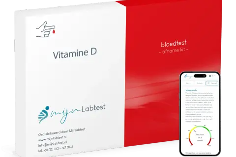 Vitamine D bloedtest kit en smartphone met resultaten. Een vitamine D-tekort kan leiden tot psychische klachten zoals somberheid.