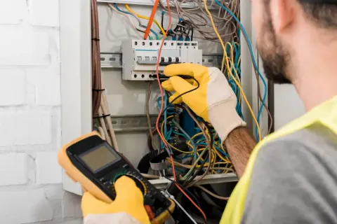 Jak położyć elektrykę w domu bez błędów i z zachowaniem bezpieczeństwa
