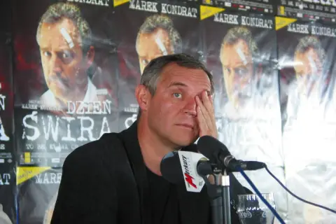 Marek Kondrat, gwiazda "Dnia Świra", zasłania oko. Plakaty filmu przypominają o największych kłótniach o kolejność nazwisk w napisach końcowych polskiego hitu.
