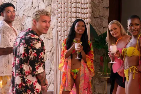 Fünf junge Leute, die sich auf eine Party vorbereiten, sind in dieser Szene aus "Perfect Match Staffel 2" zu sehen.