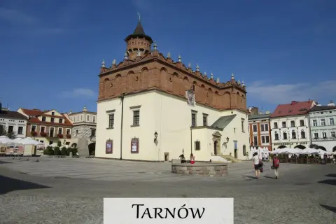 Rynek w Tarnowie z ratuszem i kolorowymi kamienicami. Wspaniałe tarnowskie atrakcje czekają na odkrycie!