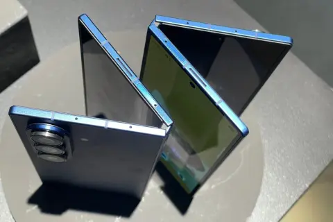 Składany, niebieski smartfon z potrójnym aparatem. To największy smartfon, jaki widziałem, z imponującym ekranem.