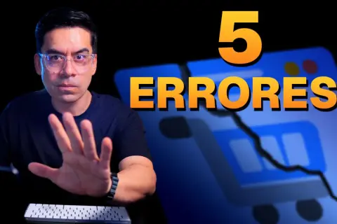 Hombre con gesto de advertencia, texto "5 ERRORES" y carrito de compras roto. Evita estos errores al montar tu tienda online.