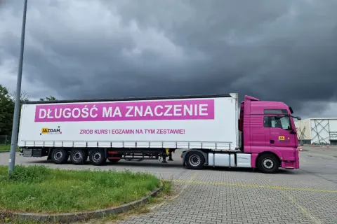 Różowa ciężarówka z napisem "Długość ma znaczenie. Zrób kurs i egzamin na tym zestawie!" zachęca do kwalifikacja wstępna przyspieszona.