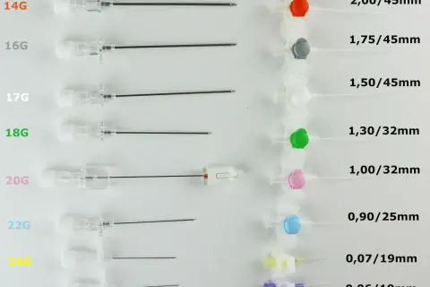 Różowy wenflon i inne rozmiary do wkłuć dożylnych, od 14G do 26G, pokazują różnorodność zastosowań medycznych.