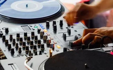 Na czym gra DJ? Odkryj najlepsze urządzenia i ich zastosowanie