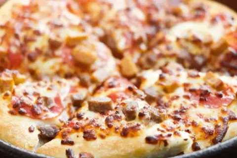 Jak zrobić pizzę na patelni w 15 minut - prosty i szybki przepis