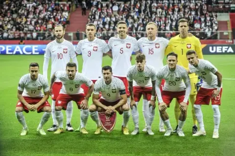 Ile zarabiają piłkarze 1. ligi? Niespodziewane wynagrodzenia i czynniki wpływające